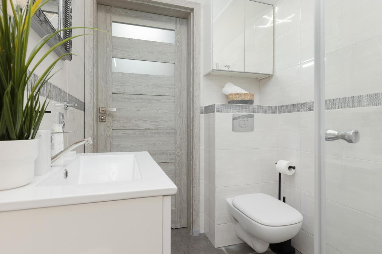Modern One Bedroom Apartment With Parking In Lodz By Renters Prestige Exteriör bild